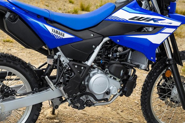WR125R mới bổ sung thêm hệ thống ABS tại bánh trước, hạn chế trượt bánh khi xe di chuyển qua đường trơn, trượt. Đĩa phanh sau tăng lên 267 mm (đời trước đĩa phanh 240 mm) và không có ABS.