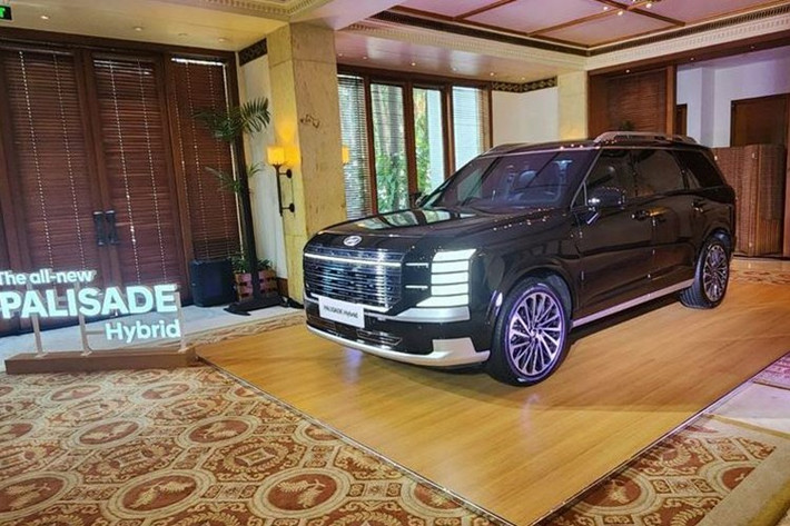 Hyundai Palisade Hybrid 2026 mới ra mắt Indonesia sở hữu thiết kế mới đầy góc cạnh, mang phong cách mạnh mẽ và hiện đại hơn thế hệ trước. Xe có chiều dài 5.065 mm, rộng 1.980 mm, cao 1.805 mm, cùng chiều dài cơ sở đạt 2.970 mm – đảm bảo không gian nội thất rộng rãi cho 3 hàng ghế.
