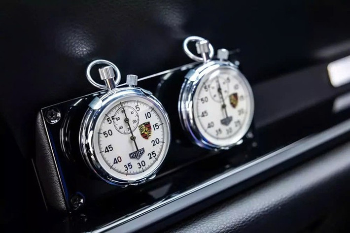 Không chỉ hiệu suất và thiết kế, Rezvani Retro RR1 còn sở hữu những chi tiết kỹ thuật tinh tế, gắn kết toàn bộ tổng thể. Thân xe bằng sợi carbon không chỉ mang đến vẻ ngoài ấn tượng, mà còn được thiết kế để tối ưu hiệu suất khí động học và giảm trọng lượng, chỉ giữ lại phần cửa bằng kim loại để đảm bảo tính toàn vẹn về mặt kết cấu.