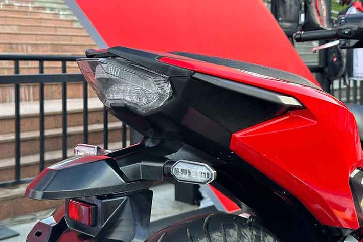 Thiết kế ngoại hình Winner R 2025 nổi bật với phần đầu xe góc cạnh, thân xe thon gọn cùng những đường nét khí động học liền mạch. Hệ thống chiếu sáng LED với công nghệ ánh sáng pha lê.