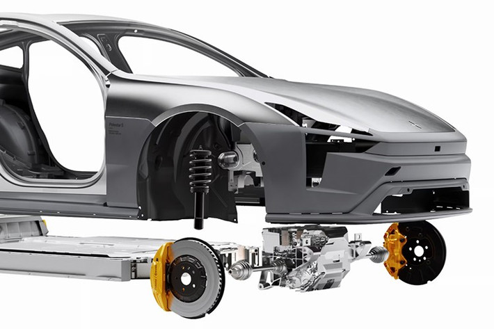 Thiết kế của Polestar 5 có nhiều cải thiện như đèn pha kép lưỡi và kính nóc xe nhưng kính sau được loại bỏ (giống với Polestar 4). Hệ thống gương hậu trên xe dựa trên camera.