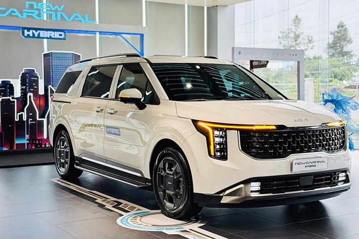 Một số nhân viên tư vấn tại đại lý cho biết, Kia Carnival 2025 phiên bản hybrid (HEV) sắp được bổ sung gói trang bị ghế VIP. Dự kiến, những chiếc xe sử dụng tùy chọn này sẽ bắt đầu được bàn giao cho khách hàng từ tháng tới. Gói ghế VIP sẽ được cung cấp song song cùng bản tiêu chuẩn, với mức giá cao hơn khoảng 80 triệu đồng.