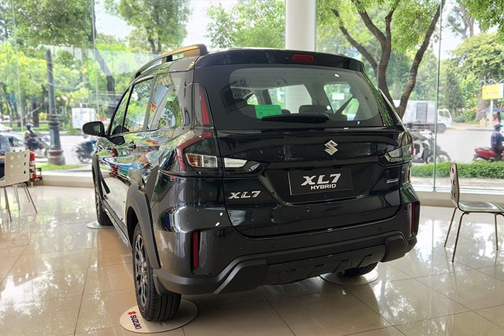 Xe được trang bị đèn pha tự động, đèn chờ dẫn đường (Guide Me Light) và gương chiếu hậu gập điện mới. Trong đó, Guide Me Light có chức năng duy trì đèn chiếu sáng khi xe đã tắt hoàn toàn, giúp người lái dễ dàng quan sát trong lúc di chuyển đến xe hoặc trở về nhà.