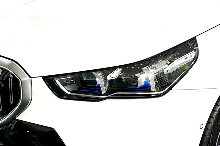 Tuy nhiên, nhiều người yêu BMW lâu năm cho rằng mẫu xe này đã rời xa tinh thần “chuẩn mực” của dòng 5 Series. Một số ý kiến ví von ngoại hình mới như “bản cập nhật phần mềm đẹp nhưng lạ mắt” – giống như cảm giác khi nhìn chiếc smartphone flagship lần đầu.