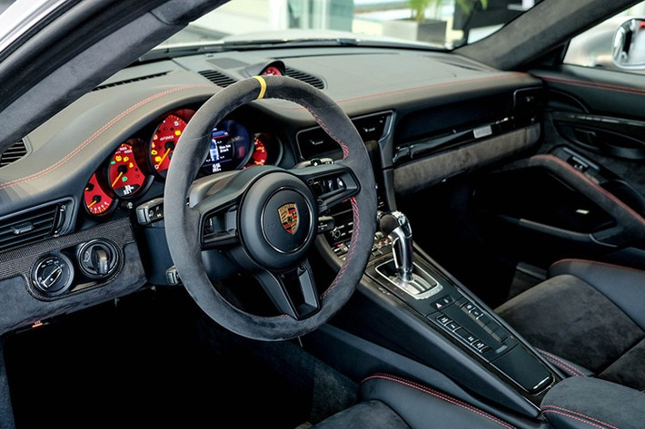 Dòng siêu xe GT2 RS được mệnh danh là chiếc 911 mạnh nhất trong lịch sử nhà Porsche, xe sở hữu khối động cơ Boxer 6 xi-lanh, tăng áp kép, dung tích 3,8 lít, sản sinh công suất tối đa lên đến 700 mã lực và mô-men xoắn cực đại đạt 750 Nm.
