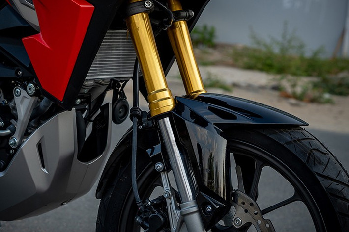 Honda CB150X 2025 thế hệ mới sở hữu thiết kế đậm chất thể thao, lấy cảm hứng từ "đàn anh" CB500X, nhưng tập trung chủ yếu vào khả năng vận hành trên đường bằng phẳng.