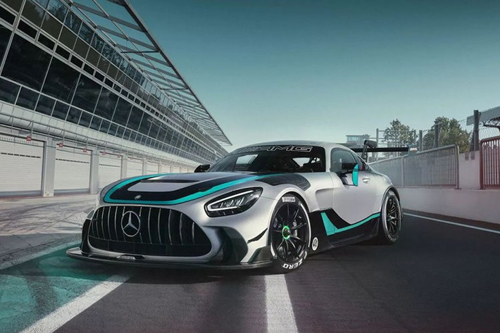 Khí mua xe Mercedes-AMG GT2 Edition W16, khách hàng sở hữu xe sẽ được tặng kèm bộ đồ bảo hộ của OMP và mũ bảo hiểm Bell chuyên dụng, củng cố vị thế siêu xe đua thương mại độc nhất vô nhị.