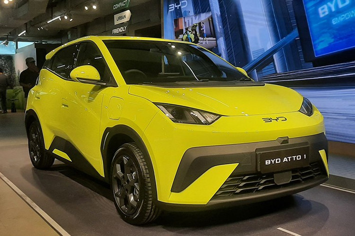 BYD Atto 1 là mẫu xe điện nhỏ nhất của hãng BYD tại Indonesia, nhỏ hơn Dolphin. Xe có kích thước dài 3.925 mm, rộng 1.720 mm, cao 1.590 mm, chiều dài cơ sở 2.500 mm rộng rãi hơn các mẫu xe cỡ A ở Việt Nam như Hyundai Grand i10, Kia Morning, hay Vinfast Fadil.