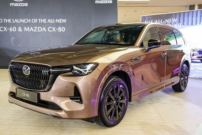 Mazda Malaysia đã chính thức trình làng mẫu SUV ba hàng ghế Mazda CX-80 2025 mới tại thị trường nội địa. Xe được phân phối với chỉ 1 phiên bản duy nhất là CX-80 2.5L PHEV AWD High Plus.