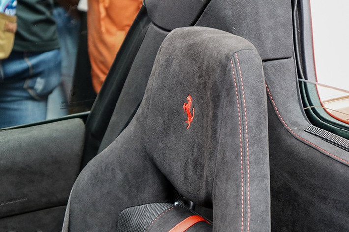 Động cơ trên Ferrari 488 Pista Spider khi kết hợp cùng hộp số ly hợp kép bảy tốc độ F1 đã được điều chỉnh bánh răng nhanh hơn khoảng 0,03 giây so với 488 Pista. Nhờ đó, siêu xe mui trần 488 Pista Spider chỉ mất thời gian 2,85 giây để hoàn thành công việc tăng tốc từ vị trí xuất phát lên 100 km/h trước khi đạt vận tốc tối đa 340 km/h.