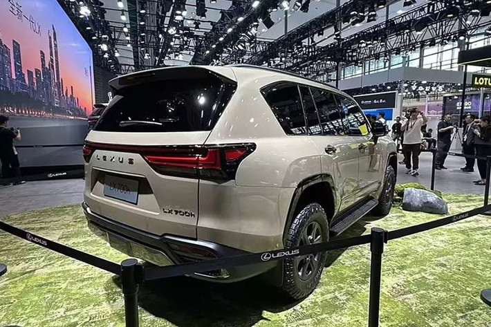 Ngoài ra, xe còn được trang bị hệ thống hỗ trợ lái ADAS cũng được trang bị đầy đủ với các tính năng hiện đại như hỗ trợ chuyển làn, cảnh báo va chạm, cảnh báo điểm mù và hỗ trợ đỗ xe tự động. Tại Indonesia, giá xe Lexus LX 700h bản 7 chỗ là 206.800 USD (gần 5,43 tỷ đồng) và bản 4 chỗ phong cách thương gia giá 239.500 USD (hơn 6,29 tỷ đồng).