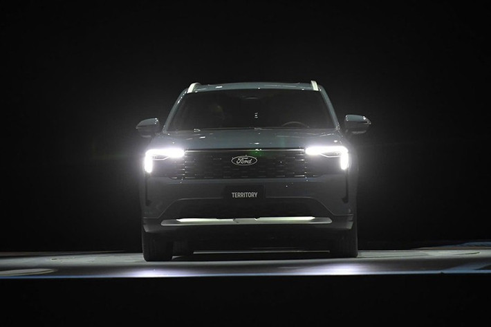 Thay đổi lớn trong thiết kế Ford Territory 2025 đến từ phần đầu xe với lưới tản nhiệt mở rộng sang hai bên với họa tiết lưới tổ ong. Đi kèm cụm đèn pha LED projector thiết kế mới với dải đèn LED ban ngày tạo hình L-Shaped hiện đại hơn.