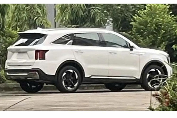 Bảng giá xe KIA Sorento hiện tại có đến 10 phiên bản, cùng 3 lựa chọn về động cơ gồm máy dầu 2.2L, hybrid 1.6L (gồm 2 bản HEV và 2 bản plug-in hybrid PHEV) và máy xăng 2.5L. Giá dao động từ 954 triệu đến 1,399 tỷ đồng.