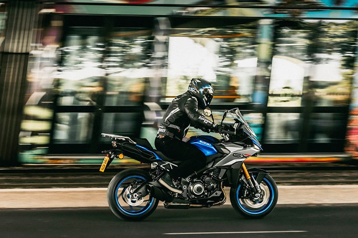 Mẫu xe môtô thể thao Suzuki GSX-S1000GX 2025 mới ra mắt sẽ có thêm màu mới là Candy Darling Red, bên cạnh hai màu cũ là Triton Blue Metallic và Glass Sparkle Black.