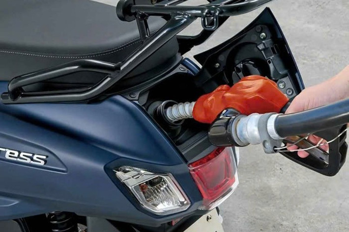 Hệ thống khởi động mới hoạt động êm hơn đáng kể, đồng thời trục cam cũng được thay đổi nhằm tăng mô-men xoắn ở dải tốc độ thấp và trung bình. Điều này giúp xe tăng tốc tốt hơn khi đi trong thành phố, mang lại trải nghiệm lái linh hoạt và tự tin hơn.