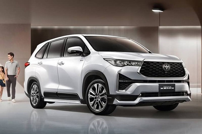 So với phiên bản trước, Toyota Innova Zenix Hybrid 2025 vừa ra mắt tại thị trường Thái Lan có một số thay đổi đáng chú ý như bổ sung bộ bodykit thể thao bao gồm cản trước, ốp sườn và cản sau.