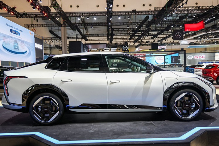 Kia EV4 2025 là mẫu sedan cỡ nhỏ hoàn toàn chạy điện, chia sẻ thiết kế với bản hatchback cùng tên. Xe sở hữu kích thước dài 4.730 mm, rộng 1.860 mm, cao 1.480 mm và chiều dài cơ sở 2.820 mm – giúp mang lại không gian nội thất rộng rãi so với phân khúc.