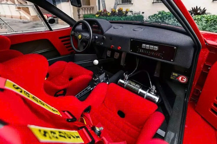 RM Sotheby’s dự đoán mức giá chiếc siêu xe Ferrari F40 này sẽ dao động từ 8,5 triệu USD đến 9,5 triệu USD – một con số gần như khiêm tốn cho thứ đặc biệt đến vậy. Ban đầu, nó được giao cho một nhà sưu tập tại St. Moritz, Thụy Sĩ, người đã sở hữu nhiều Ferrari khác.