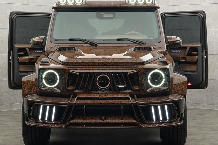 Chưa hết, hãng độ còn trang bị cho xe một bộ body kit tùy chỉnh và hơn thế nữa. Một số điểm mới đáng chú ý bao gồm chắn bùn xòe rộng với những đường chạm khắc tinh xảo, hốc gió trên nắp capo hầm hố, cản trước mới với dải đèn chạy ban ngày bổ sung, và lưới tản nhiệt được trang trí bằng biểu tượng Mansory.