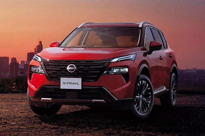 Nội thất xe được phối hai tông đen-đỏ thể thao. Tùy chọn ghế Recaro NISMO chỉnh điện và sưởi mang đến cảm giác ôm lưng khi lái ở tốc độ cao. Xe được trang bị hệ dẫn động 4 bánh e-4ORCE tinh chỉnh riêng, hệ thống giảm xóc Kayaba Swing Valve và điều khiển trung tâm VCM có chế độ SPORT.