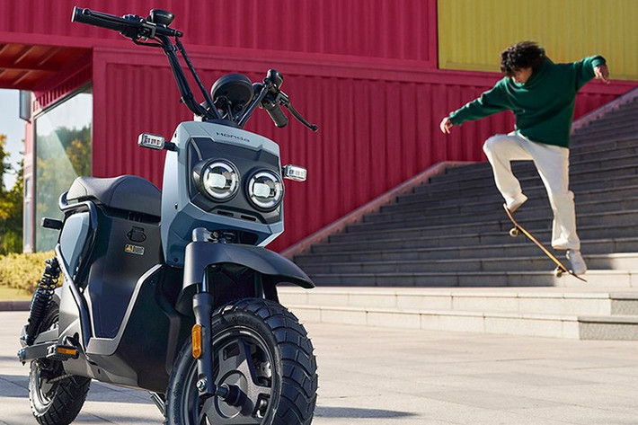 Mức giá xe máy điện Honda Zoomer e: tại Trung Quốc là 6299 nhân dân tệ - (khoảng 23 triệu đồng). Hiện phiên bản cũ của mẫu xe này cũng được nhiều đại lý tư nhân nhập về Việt nam và chào bán khoảng từ 35 triệu đồng.