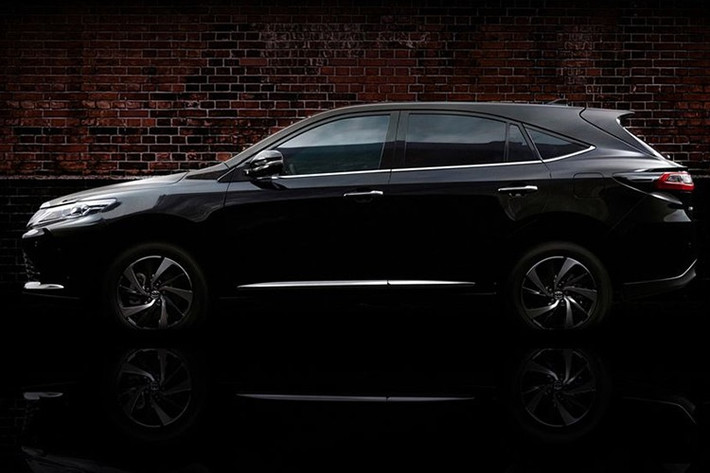 Trên mẫu xe SUVToyota Harrier 2025 mới ra mắt, xe vẫn giữ nguyên thiết kế tổng thể nhưng đã được tinh chỉnh đáng kể ở danh sách trang bị tiêu chuẩn và công nghệ hỗ trợ người lái. Đây là bước đi chiến lược trong bối cảnh phân khúc SUV cỡ trung đang ngày càng cạnh tranh khốc liệt, đặc biệt là với sự trỗi dậy mạnh mẽ từ các đối thủ Hàn Quốc và Trung Quốc.