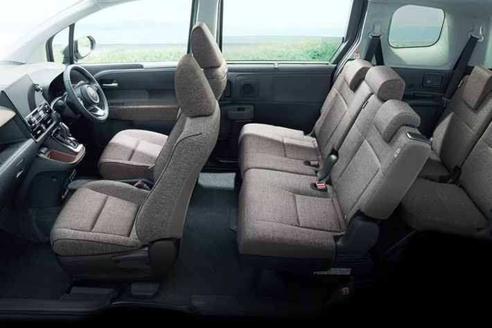 Với những cải tiến thông minh từ hãng độ Modellista, Toyota Sienta Juno cho phép chủ xe dễ dàng biến khoang sau thành phòng khách, phòng ngủ hay thậm chí là một văn phòng di động nhỏ gọn – tất cả nhờ vào bộ nội thất dạng mô-đun tùy biến.