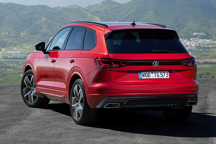 Theo Volkswagen, đèn pha của xe chẳng những chiếu sáng chính xác hơn mà còn có khả năng chống chói mắt cho người đối diện. Touareg chính là mẫu xe đầu tiên của Volkswagen được trang bị loại đèn này. Vòng về phía sau, chúng ta sẽ bắt gặp cụm đèn hậu nối liền hai bên và logo tích hợp đèn LED ẩn với ánh sáng màu đỏ. Đây cũng là mẫu xe đầu tiên của Volkswagen được trang bị logo kiểu này.