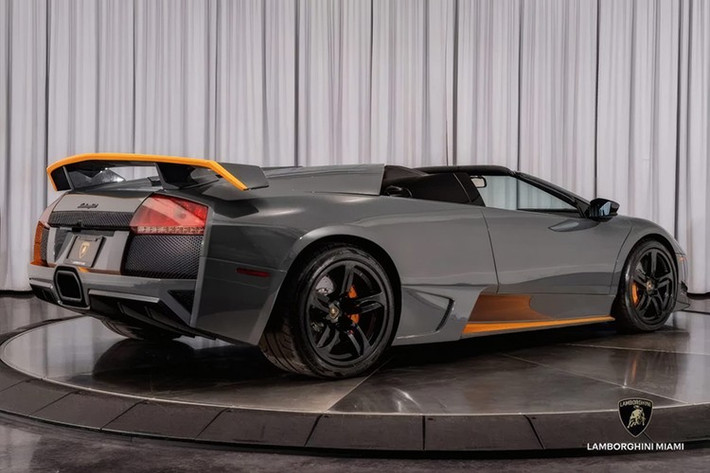 Chiếc Murcielago Roadster cuối cùng hiện đang nằm tại showroom Prestige Imports ở Miami, Florida. Là một đại lý gia đình được thành lập năm 1977, Prestige Imports chuyên bán và tuyển chọn các mẫu xe độc lạ.