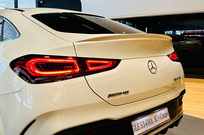 Khi ra mắt, Mercedes-AMG GLE 53 từng có giá niêm yết 5,349 tỷ đồng. Sau khuyến mãi chính hãng, giá giảm còn 4,699 tỷ đồng. Tuy nhiên, tại nhiều đại lý, mẫu xe này tiếp tục được ưu đãi sâu, chỉ còn từ 3,6 đến hơn 3,8 tỷ đồng, tùy nơi bán. Điểm hạn chế là phần lớn xe có năm sản xuất 2022, nên người mua cần cân nhắc.