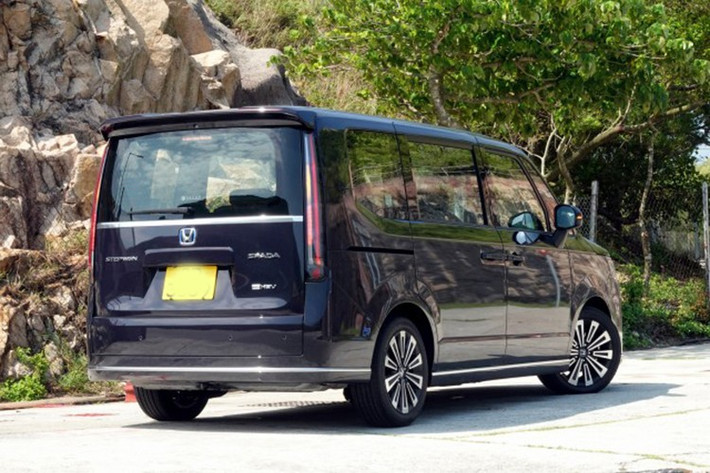 Đặc biệt, Honda StepWGN e:HEV còn được trang bị cửa cốp chỉnh điện với tính năng nhớ góc mở. Cụ thể hơn, người dùng có thể cài đặt góc mở cho cửa cốp để tăng sự tiện lợi ở những nơi có không gian hẹp. Trong khi đó, với cửa trượt bên sườn, người dùng chỉ cần chạm nhẹ đầu ngón tay là có thể đóng/mở nhờ cảm ứng tĩnh điện đầu tiên trên thế giới.