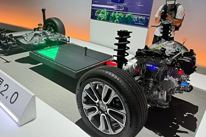 Galaxy A7 trang bị hệ thống EM-i AI Super Hybrid 2.0 được Geely phát triển, kết hợp động cơ xăng 1.5L công suất 109 mã lực với mô-tơ điện 175kW. Hai tùy chọn pin gồm 8,5kWh cho phạm vi hoạt động điện 70km và 18,4kWh phạm vi 150km.