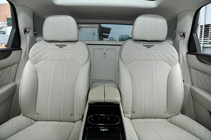 Hiện tại, dòng xe Bentley Bentayga đang trải qua 1 bản nâng cấp giữa vòng đời, đối thủ của mẫu xe này hiện nay ở phiên bản Bentley Bentayga V8 là SUV siêu sang Mercedes-Maybach GLS600 4Matic.