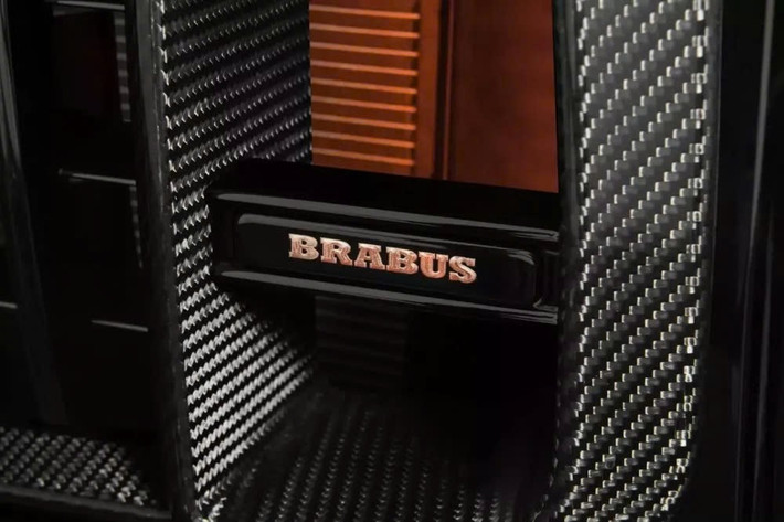 Có thể thấy những điểm nhấn màu đỏ tạo nên sự tương phản, và chiếc xe Brabus XLP 800 6x6 Adventure này cũng được trang bị nhiều chi tiết carbon bóng hơn.