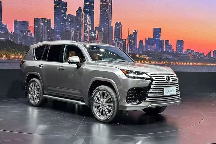 Lexus LX 700h Vào cuối tháng 7/2025 vừa qua, Lexus đã giới thiệu LX 700h tại Triển lãm Ô tô quốc tế Indonesia (GIIAS), đánh dấu lần đầu tiên mẫu SUV sang cỡ lớn này xuất hiện tại Đông Nam Á. Nhiều khả năng, LX 700h sẽ được đưa về Việt Nam vào cuối năm nay, mang tới lựa chọn mới cho nhóm khách hàng cao cấp.