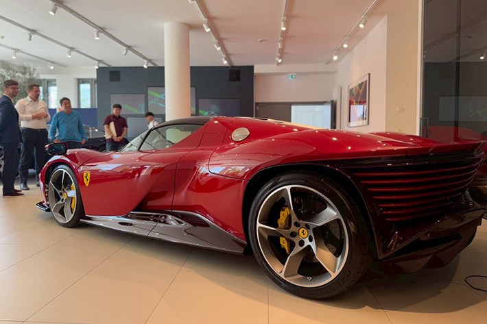 Với siêu phẩm Ferrari Daytona SP3, sản phẩm này đặc biệt hơn rất nhiều, vì là bản coupe lai mui trần, tức 2 bản gộp chung lại với nhau, nên con số giới hạn 599 chiếc sẽ không phải là quá nhiều, vì lẽ đó việc Ferrari Daytona SP3 có giá gấp 2, 3 thậm chí 4 lần giá khởi điểm trong vài năm nữa, sẽ không phải là câu chuyện trong mơ nữa.
