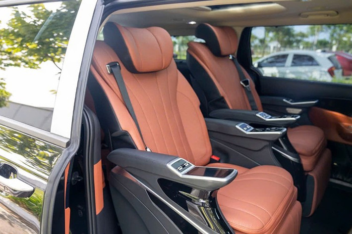Với gói VIP, toàn bộ hàng ghế giữa được nâng cấp vượt trội với khả năng chỉnh điện đa hướng, bao gồm cả ngả lưng, nâng đệm bắp chân và tựa đầu ôm sát hơn. Đặc biệt, ghế được trang bị bảng điều khiển màn hình cảm ứng gắn trên tựa tay, giúp thao tác trực quan.