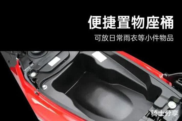 Về kích thước, Honda Kaishuo 125 có chiều dài 1.903 mm, rộng 734 mm, cao 1.128 mm, với trọng lượng không tải chỉ 111 kg – gọn nhẹ và dễ điều khiển.