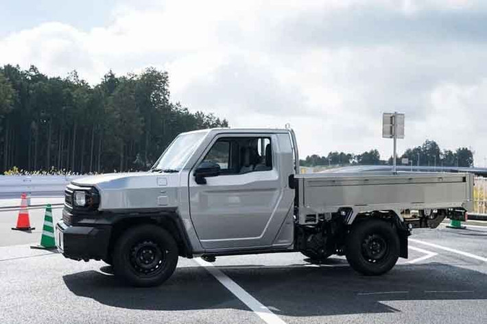 Được gọi là Super Short Wheelbase hay Short SWB, phiên bản này có chiều dài 4.520mm với chiều dài cơ sở 2.580mm. Điều này khiến nó ngắn hơn 450mm so với phiên bản SWB thông thường và ngắn hơn 780mm so với phiên bản trục cơ sở dài LWB.