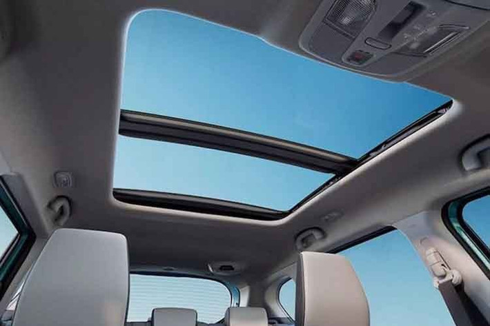 Trong khi đó, nội thất đi kèm vô lăng ba chấu bảng đồng hồ kỹ thuật số 10,25 inch, ghế trước thông gió, cửa sổ trời toàn cảnh, hệ thống âm thanh Dolby Atmos 8 loa, đèn viền nội thất 64 màu, sạc không dây, màn hình hiển thị thông tin kính lái HUD, lọc không khí và cốp điện.