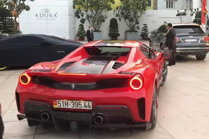 Điểm khác biệt so với Ferrari 488 Pista chính là việc "mái nhà" của phiên bản mui trần có thể đóng hoặc mở trong thời gian 14 đến 16 giây. Hãng siêu xe Ý cũng trang bị thêm một kính chắn gió đặt phía sau để tránh tiếng ồn lọt vào khoang lái.