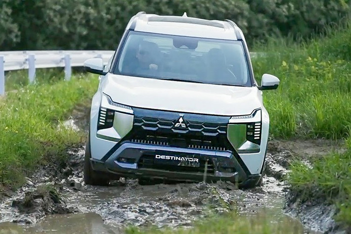 Tại Indonesia, Mitsubishi phân phối Destinator với 3 phiên bản: GLS, Exceed và Ultimate, có giá từ 385 đến 465 triệu Rupiah (tương đương 617 - 745 triệu đồng). Với mức giá này, xe nằm trong nhóm SUV cỡ trung có tính cạnh tranh cao, hướng đến nhóm khách hàng gia đình.