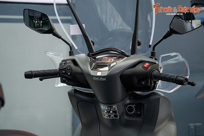 Chưa hết, dòng chữ "Honda" giờ chuyển xuống thấp hơn, đặt chính giữa của phần đầu xe. Cụm đèn báo rẽ của bản 2025 được thiết kế mảnh mai hơn so với Honda SH 350i cũ. Cụm đèn chiếu sáng chính dạng LED cũng được tinh chỉnh lại mềm mại hơn.