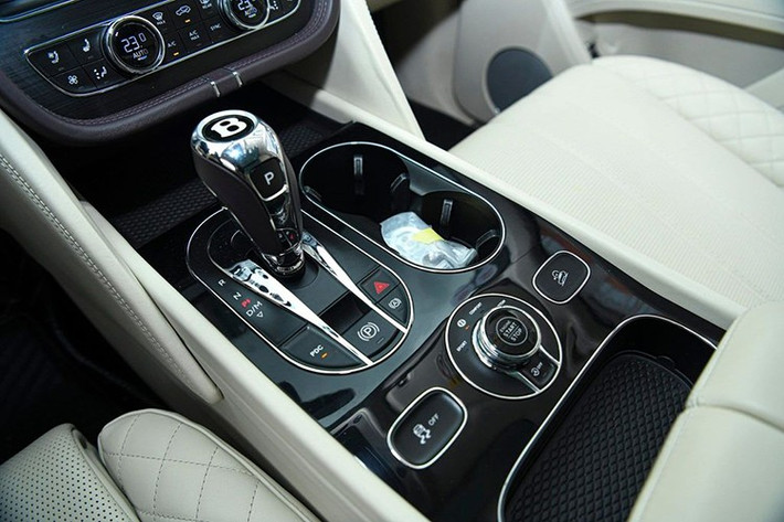 Bentley Bentayga màu Passion Pink sử dụng khối động cơ W12, tăng áp kép, dung tích 6.0 lít, sản sinh công suất tối đa 600 mã lực và mô-men xoắn cực đại 900 Nm.