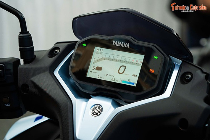 Yamaha NVX 155 mới được trang bị màn hình TFT màu kích thước 4,2 inch, tích hợp cảm biến ánh sáng tự động, kết nối Google Maps và thông báo điện thoại qua ứng dụng Y-Connect... cốp dưới yên dung tích 24,5 lít và hộc đồ bên trái tích hợp cổng sạc USB.