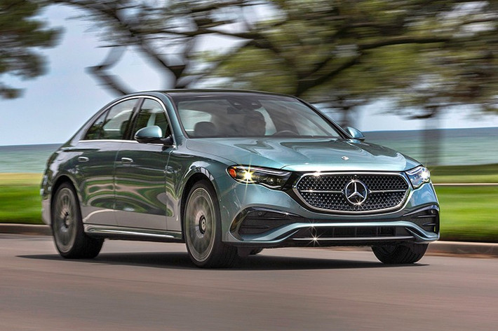 Mercedes-Benz khẳng định sự kiện lần này không chỉ đánh dấu sự hiện diện của E-Class thế hệ mới tại Việt Nam, mà còn thể hiện tầm nhìn gắn kết nghệ thuật, di sản và công nghệ để kiến tạo trải nghiệm trọn vẹn cho người dùng.