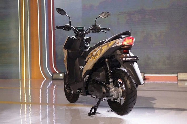 Honda BeAT 2025 mới ra mắt tại thị trường Malaysia được cập nhật thêm hai màu đen và trắng, bên cạnh các màu sắc đã có trước đó như xám mờ và xanh lá, mang đến cho khách hàng thêm nhiều lựa chọn phù hợp với phong cách cá nhân.