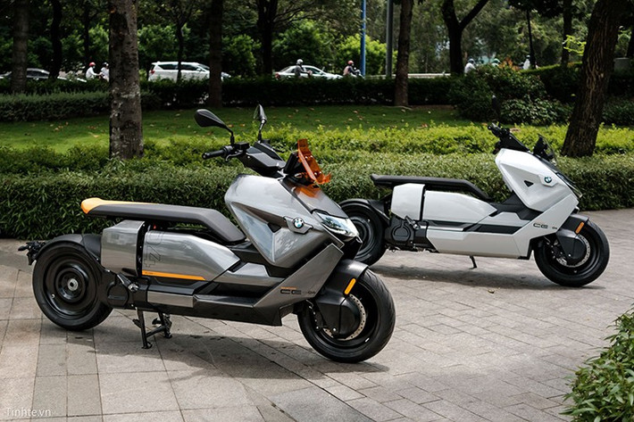 Về ngoại hình, BMW CE-04 khác biệt những dòng xe tay ga phân khối lớn hiện nay với các bề mặt phẳng và đường chặt, khắc khiến chiếc xe như một cỗ máy từ phim viễn tưởng có chủ đề tương lai. Chính vì những sự khác biệt trên nên có thể nói về cơ bản, có thể nói chiếc xe đã mở ra một phân khúc hoàn toàn mới tại Việt Nam: xe máy điện thượng hạng, công nghệ cao.