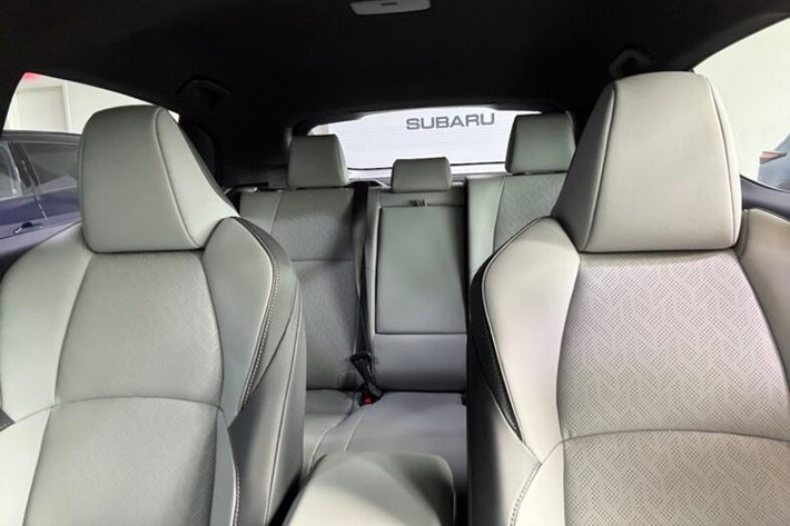 Các trang bị nổi bật của mẫu SUV điện này bao gồm mâm xe 18 inch hoặc 20 inch, màn hình thông tin giải trí dạng cảm ứng 14 inch, cửa sổ trời toàn cảnh, đèn viền nội thất, hai khay sạc không dây và ghế bọc StarTex chống thấm nước tùy chọn.