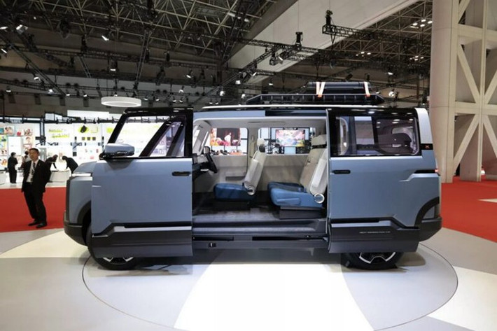 Dựa trên mốc thời gian rò rỉ, mẫu MPV mới của Toyota có thể sẽ ra mắt tại Triển lãm Japan Mobility Show 2025 diễn ra vào tháng 10 năm nay hoặc tại triển lãm Tokyo Auto Salon 2026 khai mạc vào tháng 1 năm sau. Nguồn tin tại Nhật Bản cho biết xe sẽ có giá khởi điểm nhỉnh hơn Toyota Noah một chút, khoảng 3,5 triệu Yên (tương đương 630 triệu đồng).